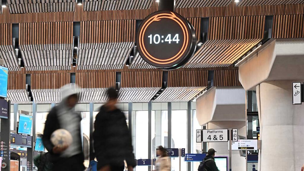 Rail Clock in place at London Bridge